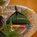 京料理 本家たん熊 - 鯛の笹巻き寿司