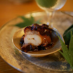 京料理 本家たん熊 - 蛸の柔らか煮
歯の踏み込みを感じる柔らかくも反発する食感、そこから滲む甘みと香り。