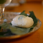 京料理 本家たん熊 - 笹の葉に包まれた握り。
しっとりした身と同化するシャリ。
旨みもしっとりと溢れます。