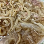ラーメン二郎 - 「小ラーメン」（500円）の麺、スープアップ