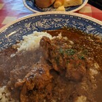 にんにく屋 - 骨付き鶏のオリエンタルカレーランチ¥1300。サラダ、スープ、パン、ドリンク付き＼(^o^)／