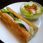 アルカション - ランチ：サンドイッチ（スモークサーモンとアボカド）、ミニサラダ