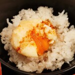 天ぷらとワイン 小島 - 半熟卵天はご飯に乗せ天丼のタレをかけて♪トロリと流れる濃厚な黄身に、こっくり甘辛い天丼のタレがマッチ