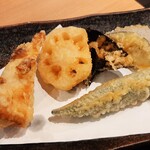 天ぷらとワイン 小島 - 揚げ立てを2回に分けて提供下さる天ぷら、1皿目はもっちりちくわにジューシーなナス、レンコンにオクラや海苔