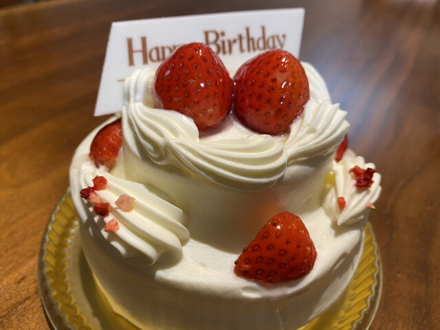 こんなにプチなホールケーキ見たことありますか？生クリームがサッパリ