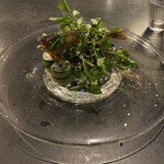 Alternative - ❻鮎、クレソン
      鮎の身の酢締めをキューリで巻いた物と、鮎のパテ、キューリのソース。