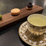 Alternative - 11.ハーブティ
      
      12.お茶菓子
      ・お茶のチョコレート
      ・パッションフルーツのマカロン
      ・ブルーベリーのコンポートのタルトレット