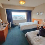 Kaisen Idutsu - ご宿泊のホテルは部屋は広めだけど水周りが古い。枕元にコンセントが無いのもザンネン。でも素泊まり1泊2名で6300円は安くてありがたい。