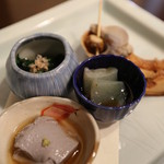 まな板の上の旬　ぽぽぽん - 椎茸苦手なのですが・・コレは絶品！　：　くろだるま豆腐・春菊のお浸し・三つ葉蒟蒻・原木椎茸揚げ浸し・つぶ貝旨煮