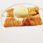 かえりやま - リンゴのタルト　アイスクリーム添え