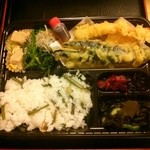 Izakaya Yumochan - 日替り弁当！天ぷらと山菜ごはん