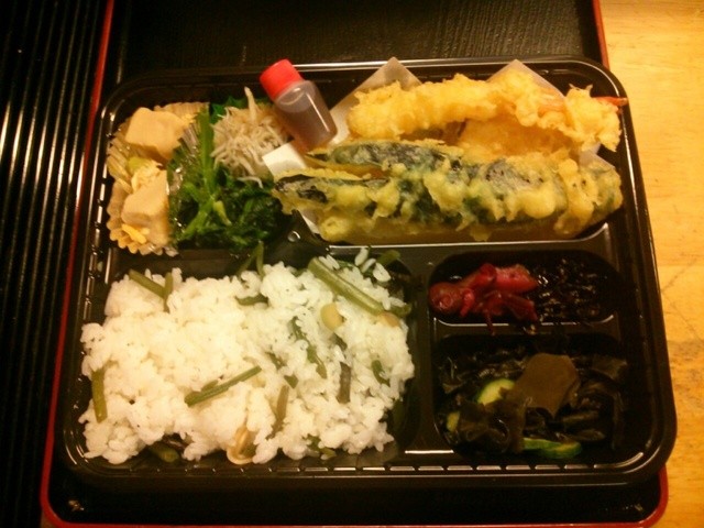 Loites レストラン 飲食店の検索 日替り弁当 天ぷらと山菜ごはん ふぁみり 居酒屋ゆもちゃん 鈴蘭台本店