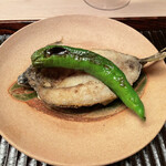 緒方 - 鮎と鷹峯唐辛子の炭火焼き、うるか塗り仕立て