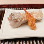緒方 - 甘鯛の炭火焼き、鱗の松笠焼きとバチコ