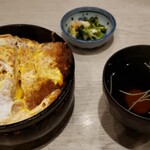 Shouchikuan - かつ丼(1,200円)、お新香、汁物