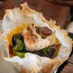 PEZ - カサゴと葉ニンニクのパピヨット