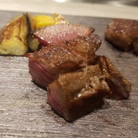 鉄板焼 ステーキ 北野坂 - 鹿児島のA5のサーロイン(手前)とヒレ　焼き方 …… サーロインがミデアム、ヒレがミデアムレア