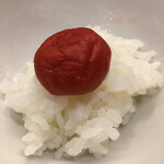 鳴子ホテル - 梅干し。そこまで塩っぱくなく美味しいです。