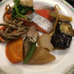 鳴子ホテル - 鮭。なすの味噌で炊いたん。筑前煮。ぜんまい煮。青菜に煮びたし。牡蠣しぐれ煮。