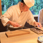 成生 - ジンドウイカを盛り付ける志村氏