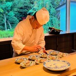 成生 - クエを盛り付ける志村氏