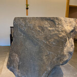 成生 - 待合室のでっかい石