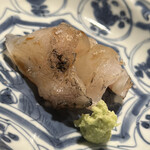 成生 - クエ。薪の薫香と山葵の清冽な香りでいただきます