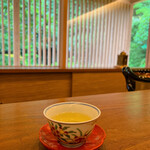 成生 - 待合室でお茶を入れていただきました