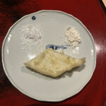 成生 - 塩のお皿に障泥烏賊を置きました。人の顔に見えるかな？