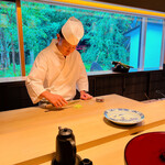 成生 - 山葵を摺りおろして包丁で叩く志村氏