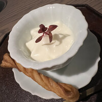 飄香 広尾店 - 芙蓉：豆乳リコッタチーズと成都市の花の芙蓉。底にはスモーキーな干し肉のチャンクが潜みます。手前はさんず、という揚げ菓子