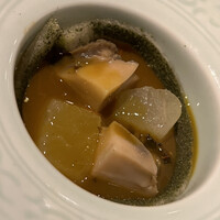 飄香 広尾店 - 貴妃：蒸し鮑と冬瓜。ドライの蓮葉が翡翠のブレスレットを模します。ソースはジョージア産オレンジワイン三本を200mlまで煮詰めました