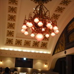 シャンデリア テーブル - ５時になってライトの色が変わりました。写真で分かりますでしょうか？