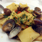 ナポリ、アマルフィ料理 Ti picchio - アサリとトマトのパスタ。極太麺。