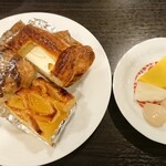 アパヴィラホテル - 新しく出てたチーズクリームデニッシュと食べてなかったチョコデニッシュ、おいしかったアップルデニッシュお代わりとごはんのお供にお漬物