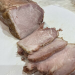 らぁ麺 飯田商店 お土産直売所 - 「吊るし炭火焼チャーシュー」