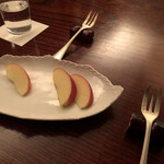 カアラ - ロイヤルコペンのお皿にJAZZリンゴ