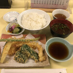 Tenshige - ②天ぷら定食(月)、赤だし、お新香