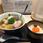 入鹿TOKYO 六本木 - ポルチーニ醤油らぁ麺 1,100円（税込）、特製トッピング 400円（税込）、トリュフを添えた濃厚卵かけごはん 400円（税込）
