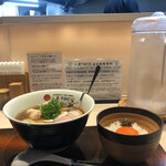 入鹿TOKYO - ポルチーニ醤油らぁ麺（特製トッピング）、トリュフを添えた濃厚卵かけごはん