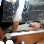 平田牧場 とんや - カウンター席前でパン粉をまぶしパチパチ揚げてます！