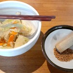 平田牧場 とんや - すり鉢胡麻は自分でゴリゴリ！