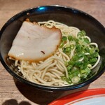 久留米ラーメン 和ノ吉 - 替え玉にネギとチャーシューが