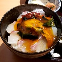 和食日和 おさけと 日本橋室町 - 黄身と合わせた特製たれをかけて