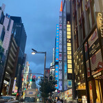 Shinjuku Nakamuraya Guranna - 平日水曜日19時前の新宿。2022年。
      