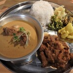 タカミカリィ - 合いがけカレー￥1,200　チキン＆ポークビンダルー