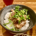 Uzutan - こってり魯肉に新鮮なパクチー