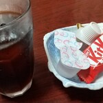 鮨茶房 たるいち - サービスのコーヒーとキットカット