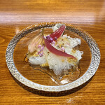 馳走西健一 - ・ヒラメの活〆と炙りエンガワ、粒マスタードのソース、野菜のマリネ、焙じ茶パウダー