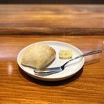 馳走西健一 - ・フランス産のパン、ブルターニュ産 海藻が練り込まれたバターを添えて